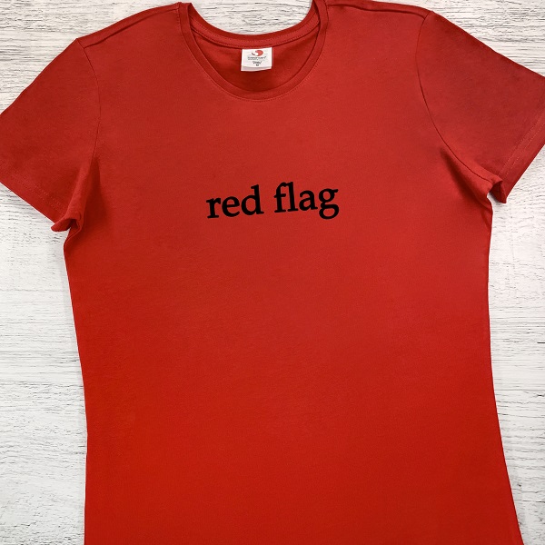 футболки з принтом - red flag